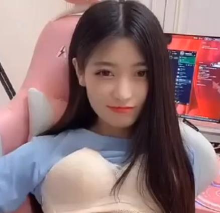 抖音网红《月月大小姐姐》复出快手夜微凉