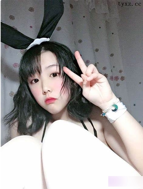 网红美女拥有完美身材与高颜值