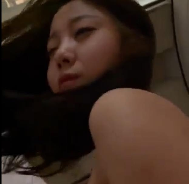 渴望男友的大眼睛+认真吃鸡的小姐姐最迷人