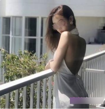Twitter顶级御姐（猫宝宝）露背装天台写真，秀细腻美背【4.3G+】