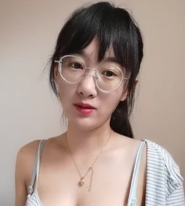 办公室老师大胆素人备课时展示的情景