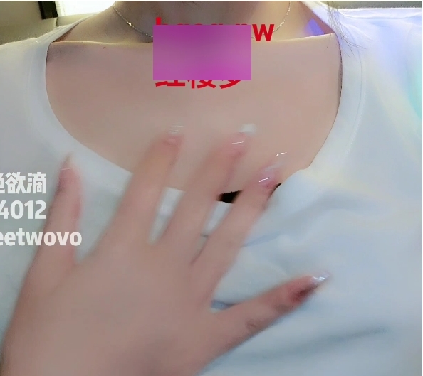 娜美的最新私拍照片在KTV拍摄