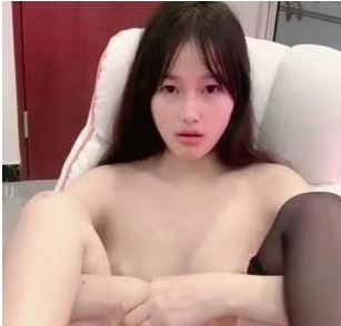 首次下水的18岁纯妹子美少女，腼腆的半糖