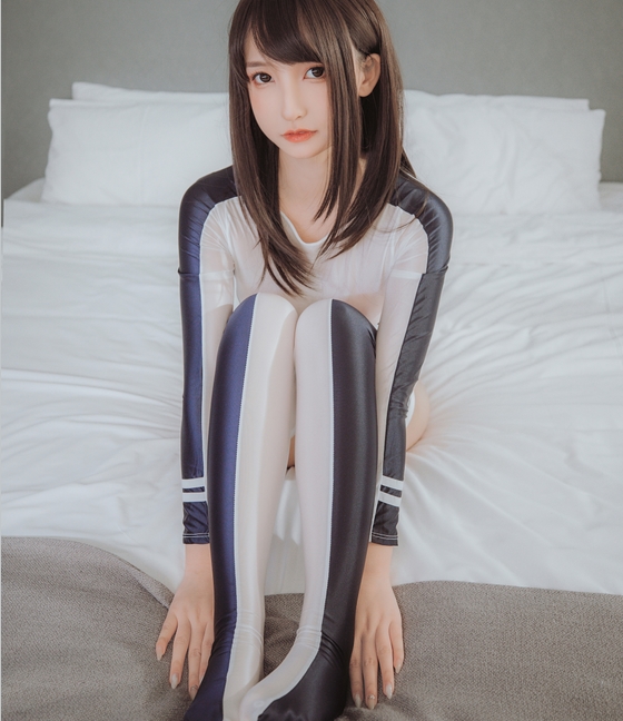 神楽坂真冬的最新资源：水之形2，150P2V，853MB