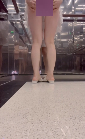 限时特惠精选飞机场姬系列-电梯里害羞展示，让你心动不已！