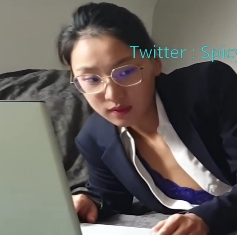 留学生刘玥动情OL服装白领玩穴美妙境界视频