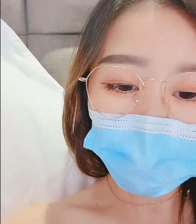 虎牙：超级人气的新晋主播宅男心目中的粉嫩女神：精选无毛神秘处神pretty小语儿