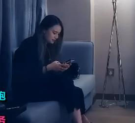 修身黑衣小伙子约凤楼姐姐酒店自拍,逞强虚胜利方