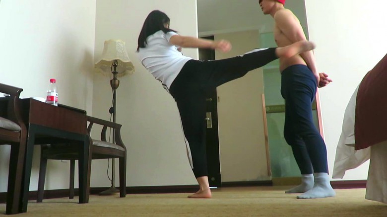60KG级美女跆拳道教练裸足踢打乖狗定制视频12分钟1280*720mpg4