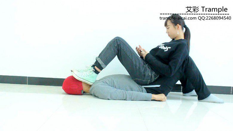 00后天使女主：人体家具游戏裸足帆布鞋棉袜乖狗舔玩