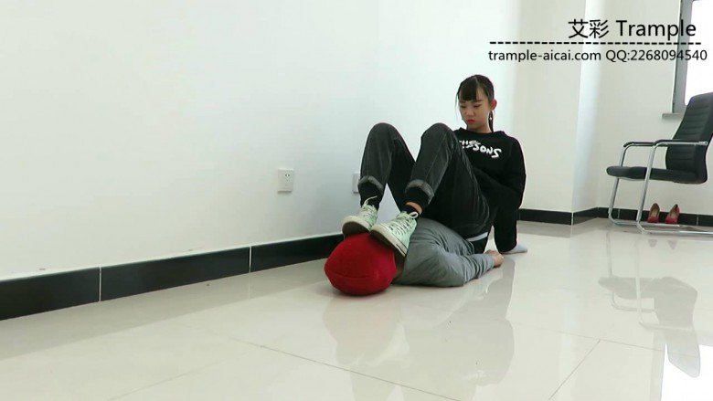 00后天使女主：人体家具游戏裸足帆布鞋棉袜乖狗舔玩