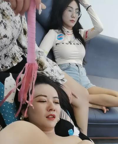 大学生社交媒体形象展示:小芳的照片视频秀