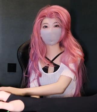 粉色情人自拍视频集，时长21分钟，特写镜头展示鲍鲍液体，软萌兔兔酱JK装玩塞子，身材火辣