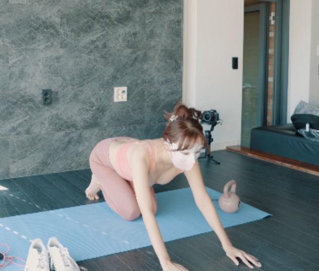 稀少光“阴”一线天白皙大罩杯优质女模瑜伽跳绳合集7.4G百度盘