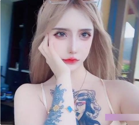 金伊娜在抖音网红吃瓜视频中的表现