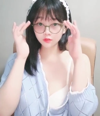 的独特魅力和舞蹈才华，吸引了大批粉丝的追捧。这个充满活力的视频合集共有10部，每一部都展现了她不同的舞蹈风格和表现力，让人目不暇接。赶快来感受这股舞蹈风暴吧！