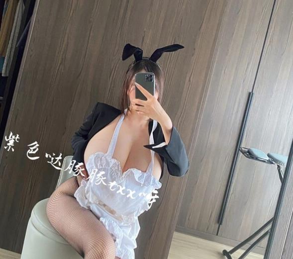 虎牙女神童小芯紫色绝美视频合集，744M超级品精选下载