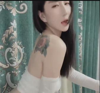 如“花椒丨十几位主播定制-大度含1v12G-75V”，为年轻人和女性用户带来了丰富多彩的娱乐体验。立即下载花椒APP，与主播互动，送礼物赢奖励，享受在线社交的乐趣！