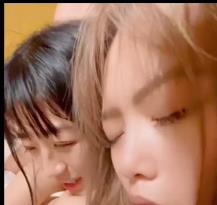 倪娜Nina与闺蜜组队四人游，自拍时长11分钟，夹汉堡用嘴太有感觉！