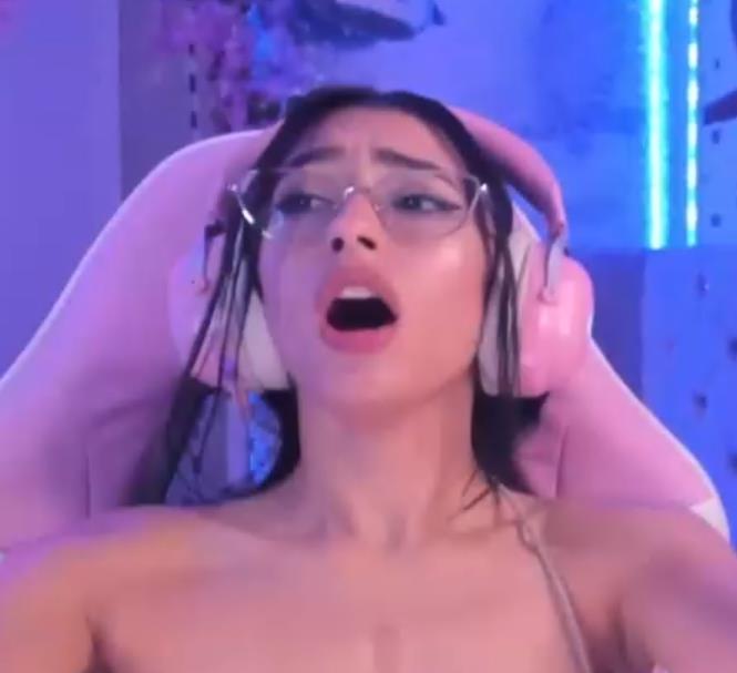 CBSP：瓦罗兰特女主播2V-1.8G自拍视频，送击游戏冲击机精彩表演