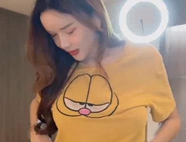 泰国女子Mimie自拍作品1V-613M，湾湾T花合作，设备问题不减魅力