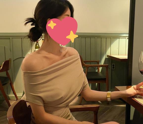 空姐Ashley：38万粉赞誉，128V893M秀出完美身材，大长腿Papa秀出来！