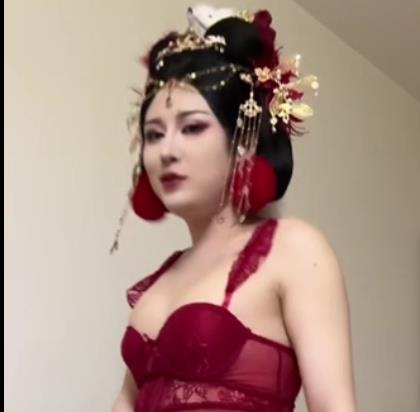 猥琐表情下的修后院探险：TS安然（1V-352M）自拍视频