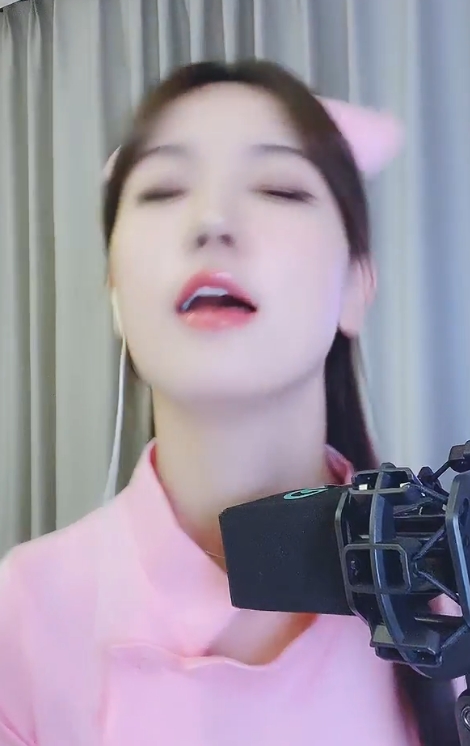 性感花椒当家花旦宁依纯热舞露背视频集