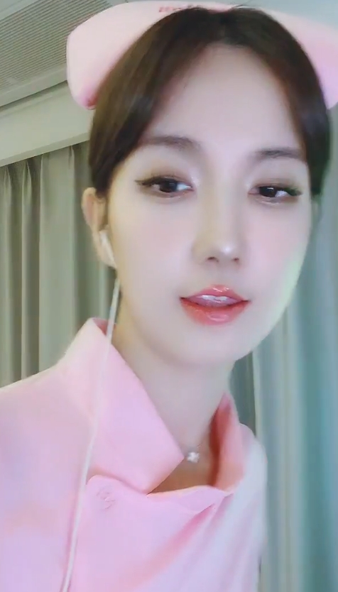 性感花椒当家花旦宁依纯热舞露背视频集