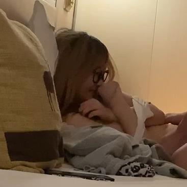 都是颜值和身材俱佳的小姐姐,甚至有些还会露脸。有传言称他曾使用嘴进入的方式哄骗小姐姐,但这一点并没有得到证实。如果你想了解更多关于泰迪约妹的信息,可以下载他的作品进行观看。不过在观看之前,请务必谨慎对待未成年人的相关内容,以免触犯法律。