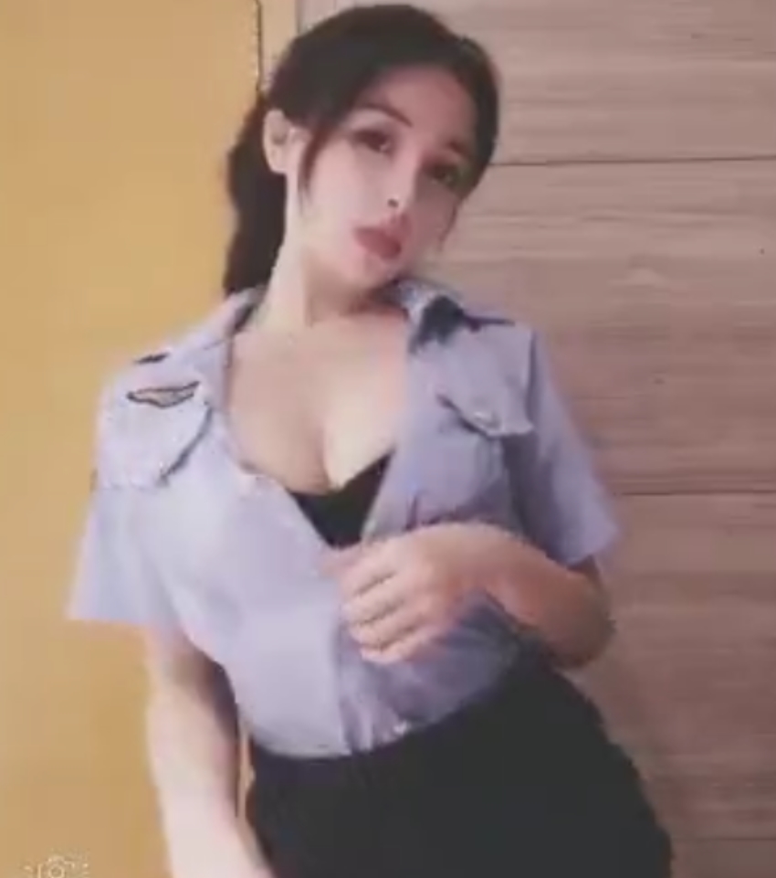 蜜桃臀女友NINI微信福利合集，完美身材169V7GB视频曝光