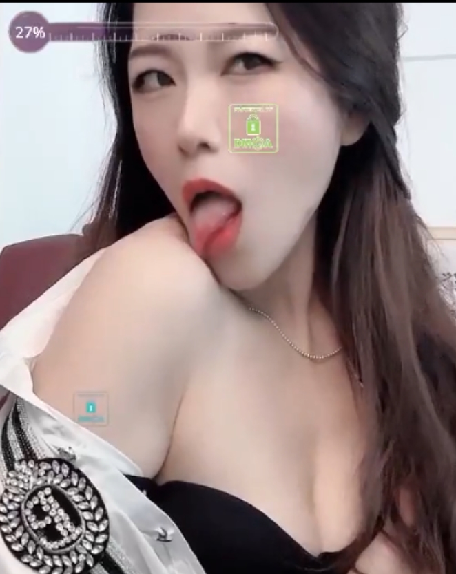 kaixin-baby：stripchat站主播，直播打电话当客服，水超级多，视频分卷丰富