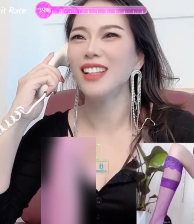 kaixin-baby：stripchat站主播，直播打电话当客服，水超级多，视频分卷丰富