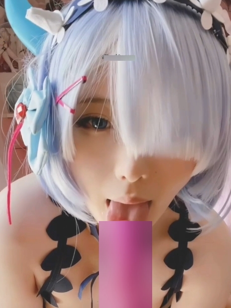 遮挡重要部位，展现出一种自虐的气质。这次分享的视频总计16V-1.45G，内容丰富，让喜欢呆呆的粉丝们大饱眼福。赶快下载观看，感受新一代“宅男女神”的魅力吧！