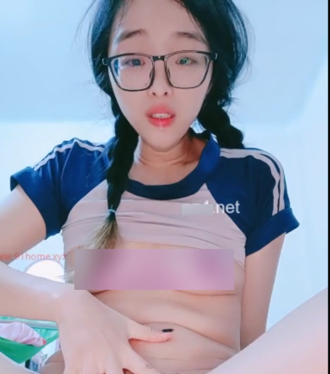 天花板玩弄30cm仿真马D，可爱眼镜妹1v+760MB视频百度盘下载