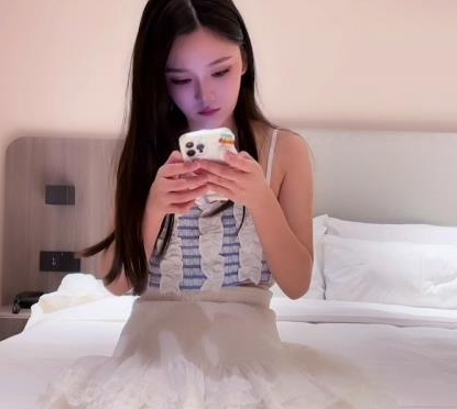 结来看，探秘小飞哥最新合集3000元高端圈外系列是一部不容错过的视频系列。无论是小飞哥的魅力表现还是视频内容的丰富多样，都让人感受到了观看的乐趣和享受。赶快加入这个探秘之旅，一起探索小飞哥带来的精彩世界吧！