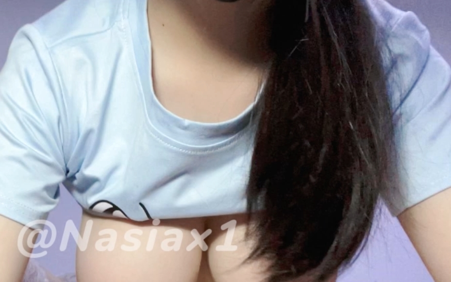 18岁大罩杯小巨：火辣身材，视频丰富多样