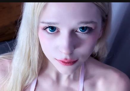 《精灵族人-YourLittleMai：32W粉丝超人气合集，妆容差颜值竿娆丝袜用脚怼脸上》