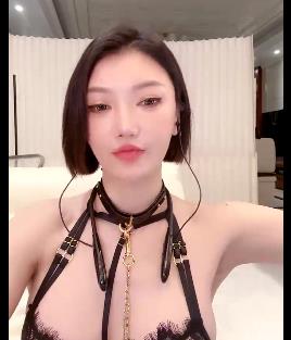 小巫婆福利合集：高质量视频，颜值在贤娆车灯下的魅力！12V-3.6G