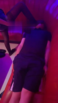 鬼鬼KTV服务员舔脚bf17507视频，31分钟，画质544*960