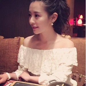 小雪模特兼职醉酒互动视频，腿够玩解压方式简单，手机电脑都能下载