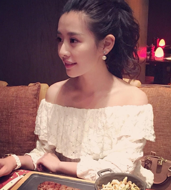 小雪模特兼职醉酒互动视频，腿够玩解压方式简单，手机电脑都能下载