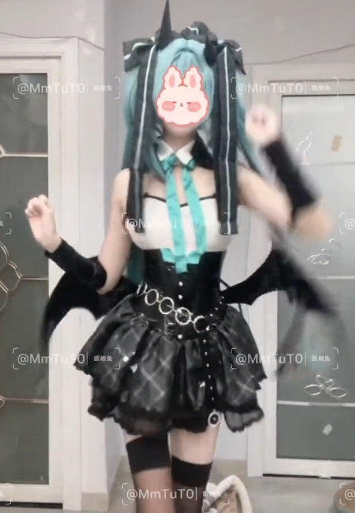 推特王者cos小视频图集，水印三秒自我，23+144mb百度盘购买