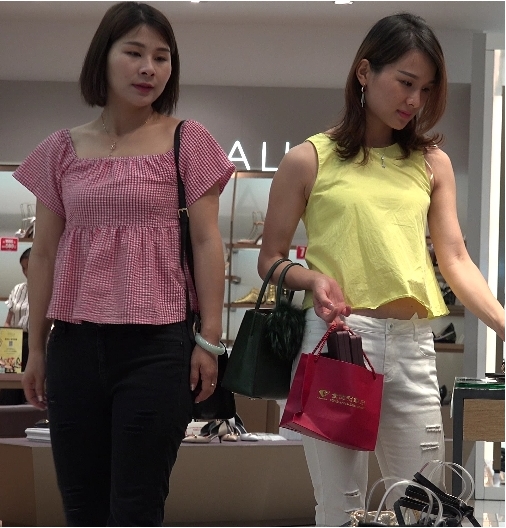 临界十缨街拍试鞋视频合集：多款潮流鞋任你挑选，尽享街头文化魅力！