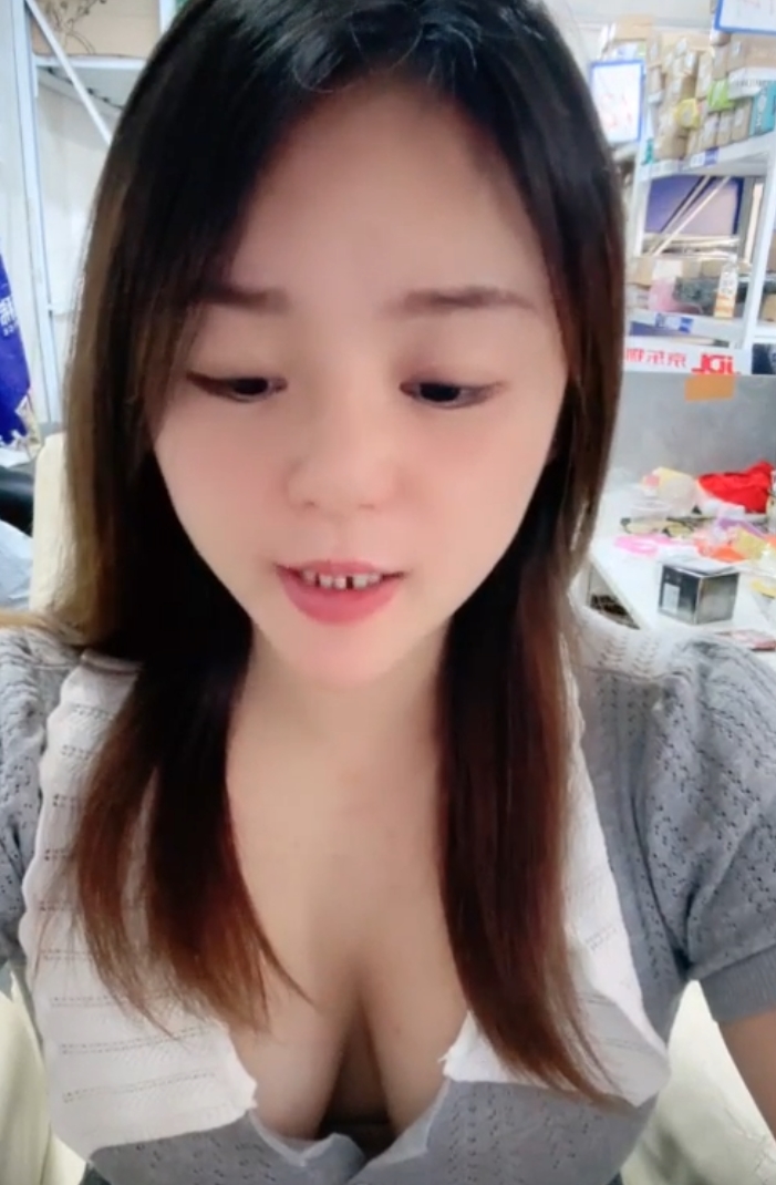 小妹：114v127.8g大罩杯快递小姐的收藏之旅