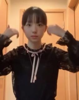 岛国学生妹超可爱合集15V1.5G，自拍出品，稚嫩长相引人注目！