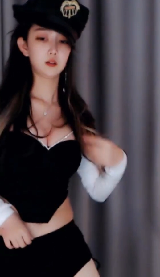 辰辰芊：3小时07分录制视频，3.25G65V，挤馒头晃波