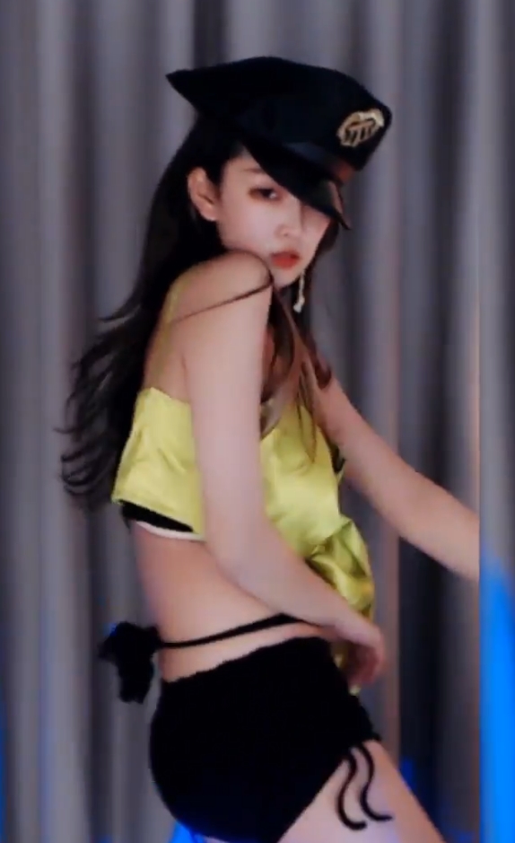 辰辰芊：3小时07分录制视频，3.25G65V，挤馒头晃波