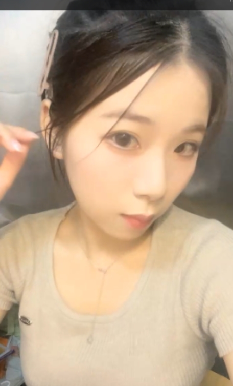 大罩杯学妹宿舍偷播小贝贝最新合集91V40G，深夜不睡觉