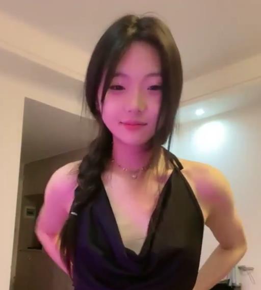 超火福利姬直播道具秀合集1V747M，爸爸妈妈不在家！